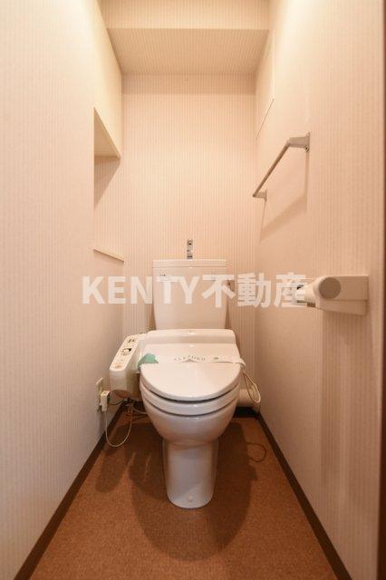 トイレ　落ち着いた色調のトイレです