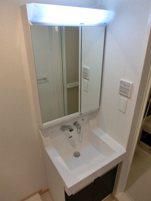 洗面設備　掃除にも便利なシャンプードレッサー　鏡裏収納あり