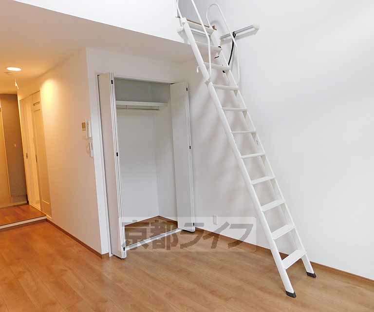その他部屋・スペース　ロフトへはこの階段を使ってください。