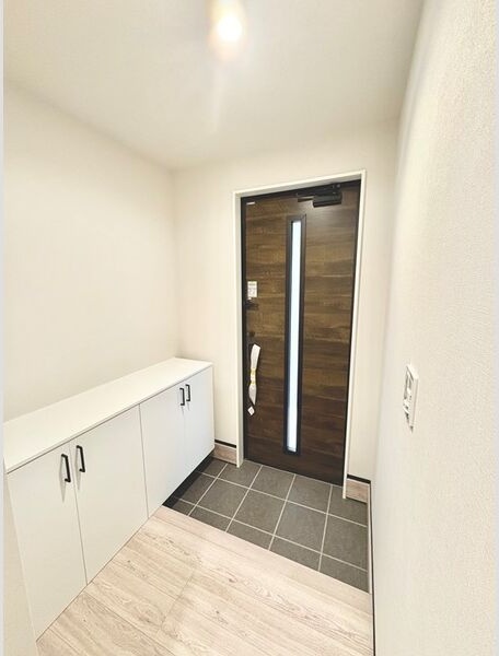 亀崎高根町6丁目戸建の玄関写真