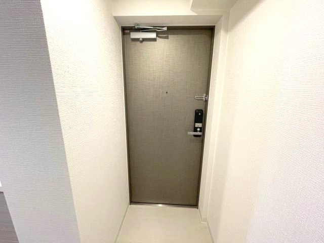 玄関　イメージとして同建物他部屋を表示しています