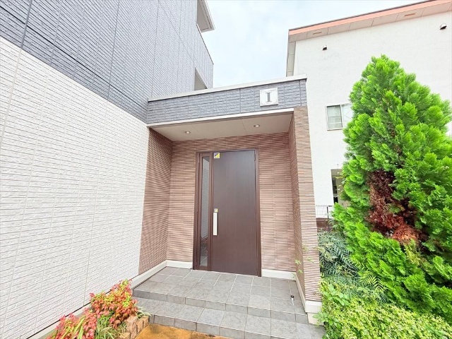 エントランス　同一建物内１０５号室内装写真転載