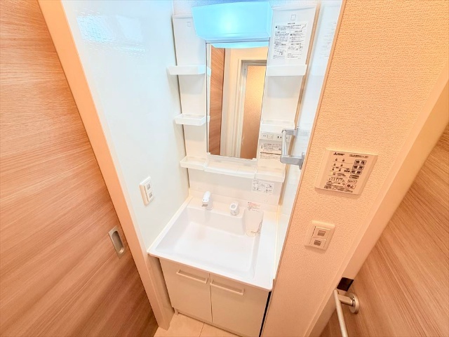 洗面設備　同一建物内１０５号室内装写真転載