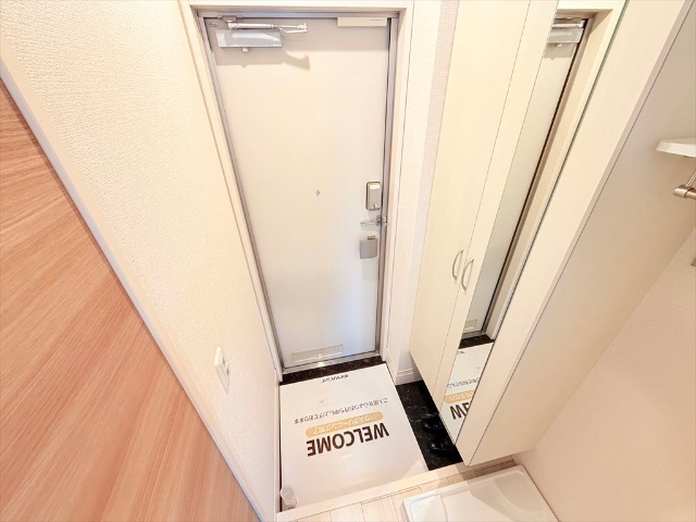 玄関　同一建物内１０５号室内装写真転載