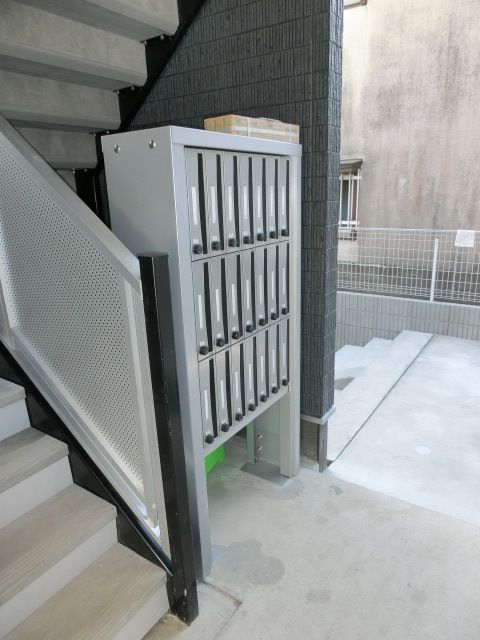 エントランス　ポストございます。