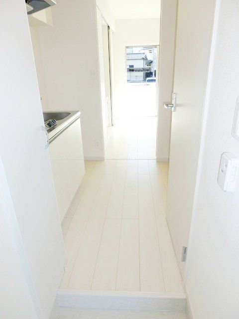 その他部屋・スペース　玄関からの室内