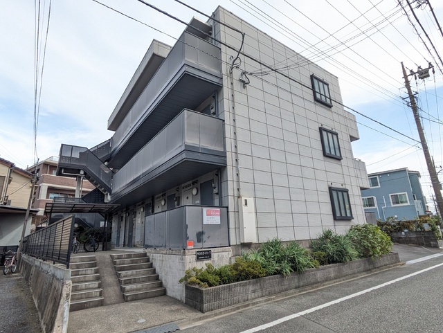 建物外観　☆鉄骨造の３階建てマンション☆