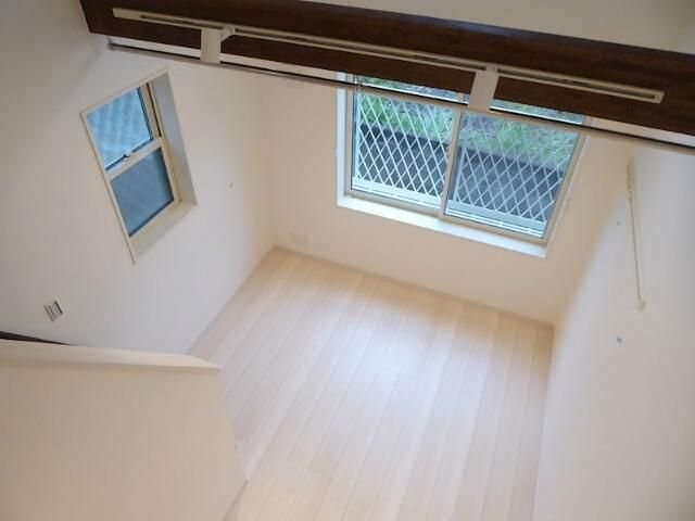 眺望　梁（はり）一体型の照明がオシャレです！室内物干しにもなります