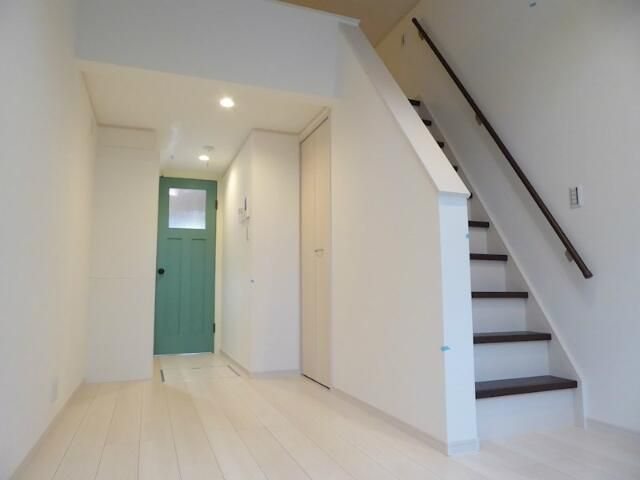 その他部屋・スペース　パステルカラーのドアは輸入しています！ロフトがあるので天井が