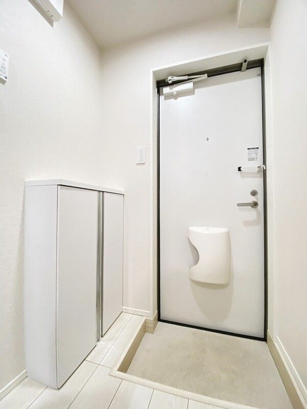 玄関　同タイプのお部屋の写真になります