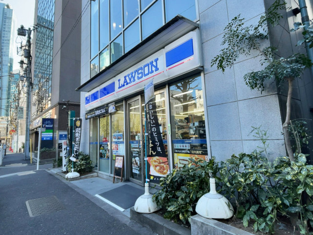 コンビニ　ローソン新橋四丁目店（コンビニ）まで569m