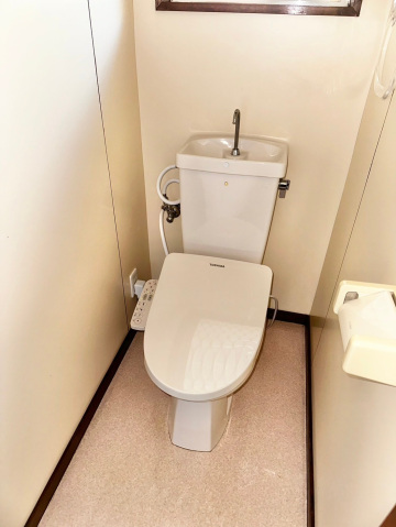 小田急線 新百合ケ丘駅 徒歩7分 2階建 築36年のトイレ写真