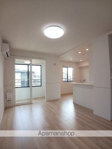 ヒカルサ熊谷肥塚IIの居間写真