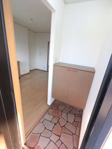 ＪＲ成田線 成田駅 バス乗車時間：30分 最寄りバス停で下車 徒歩2分 2階建 築30年の玄関写真