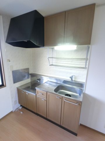 ＪＲ成田線 成田駅 バス乗車時間：30分 最寄りバス停で下車 徒歩2分 2階建 築30年のキッチン写真