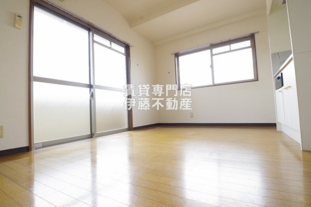 居室・リビング　間取り別室参照（角部屋では無い為窓はございません）