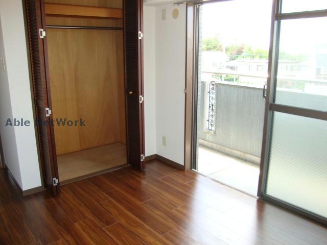 収納　※同物件別部屋の写真です。