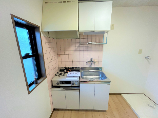 キッチン　シンプルなキッチンです。調理スペースもあります。