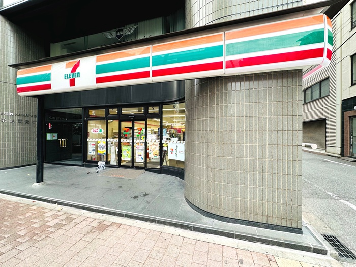 コンビニ　セブンイレブン新橋５丁目店（コンビニ）まで100m
