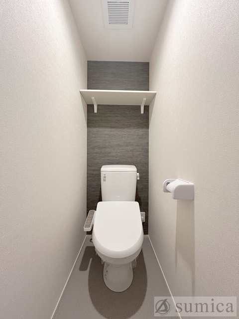 トイレ　人気アイテムの温水洗浄便座。清潔感のあるトイレです。