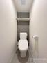 トイレ　人気アイテムの温水洗浄便座。清潔感のあるトイレです。