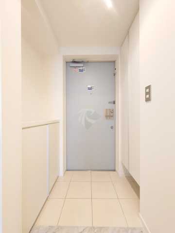 コンフォリア西新宿の玄関写真