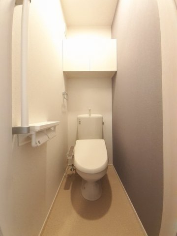トイレ　落ち着いた色調のトイレです