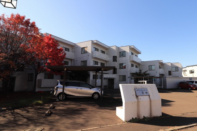 ＪＲ函館本線 稲積公園駅 バス乗車時間：7分 最寄りバス停で下車 徒歩2分 3階建 築38年の外観写真