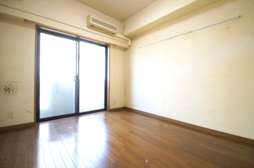 居室・リビング　落ち着いた色合いの床材を使用した居住空間