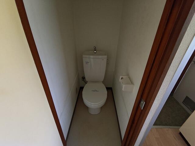 都営三田線 西高島平駅 徒歩14分 2階建 築51年のトイレ写真