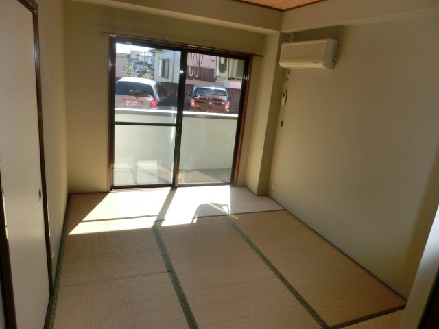 ニューライトマンションの居間写真