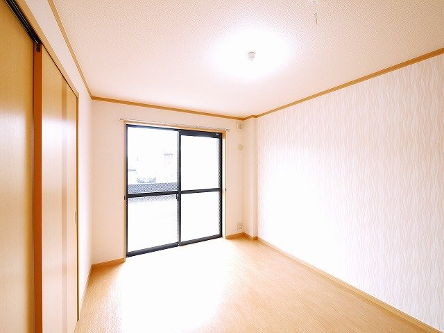 その他部屋・スペース　ベッドなども置いてもゆとりあるお部屋です。