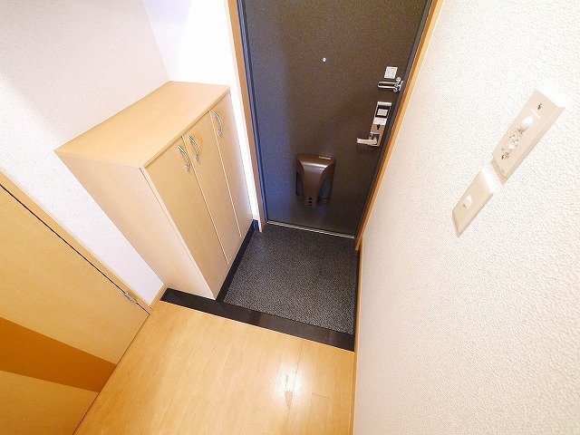 玄関　明るい玄関スペースです。