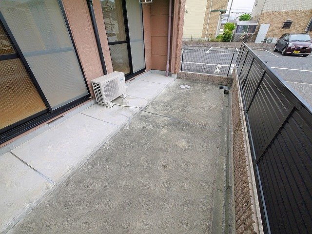 庭　夏場にはビニールプールなどでお子様が遊べる広さがありますよ。
