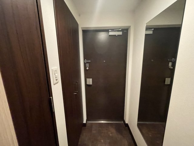 玄関　(参考)同マンション反転他部屋の写真