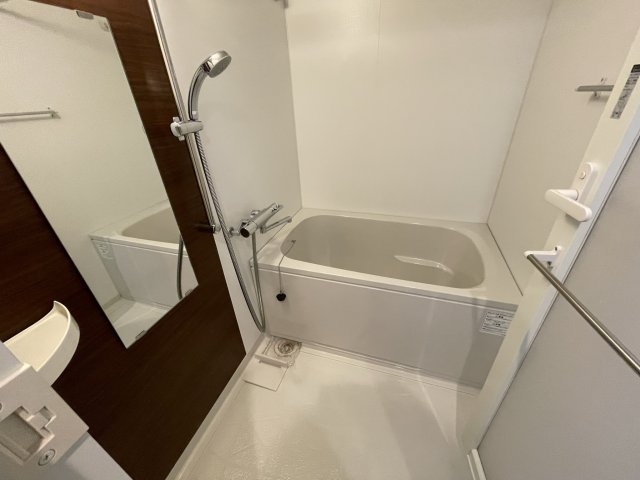バス・シャワールーム　(参考)同マンション反転他部屋の写真