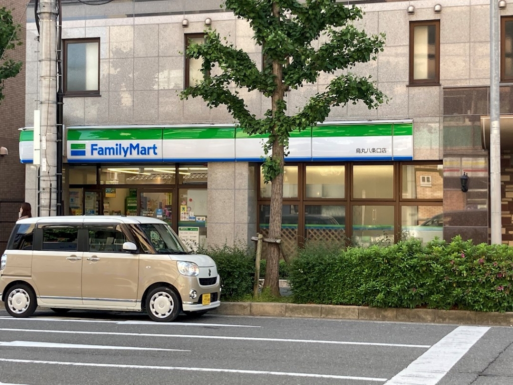コンビニ　ファミリーマート 烏丸八条口店（コンビニ）まで68m