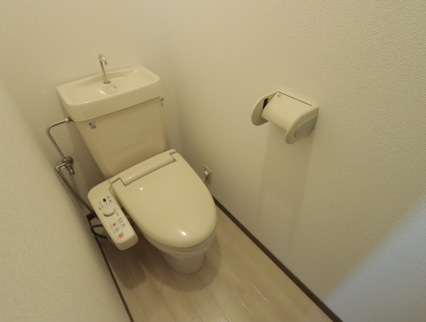 トイレ　温水シャワー付きトイレです