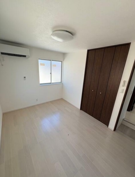 その他部屋・スペース　落ち着いた色調の寝室です