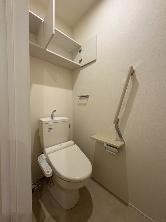 トイレ　落ち着いた色調のトイレです