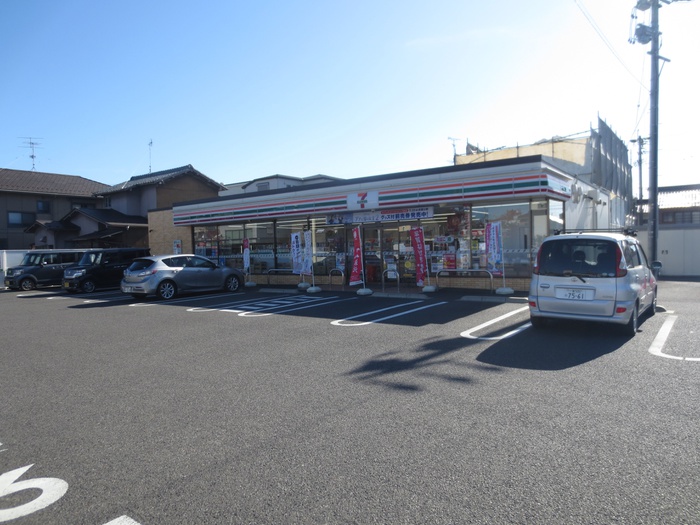 コンビニ　セブンイレブン（コンビニ）まで727m