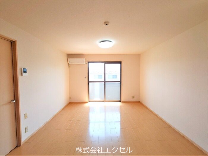 居室・リビング　エアコン完備の明るい室内です。