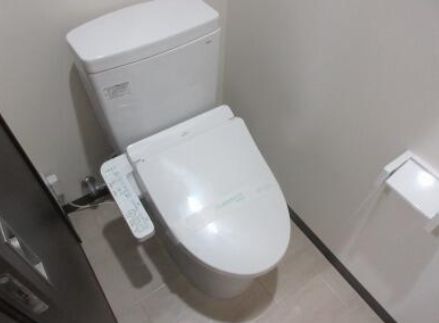トイレ　落ち着いた色調のトイレです