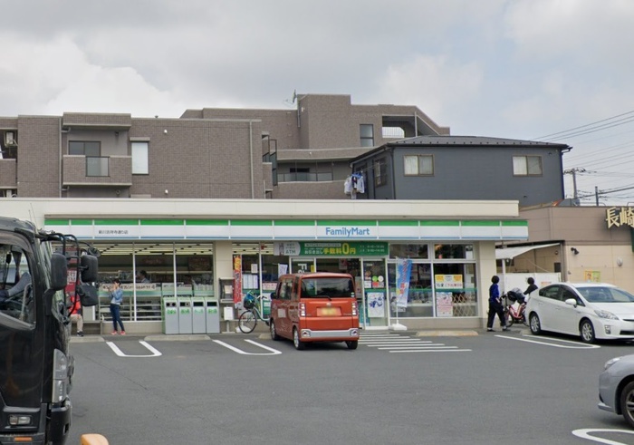 コンビニ　ファミリーマート三鷹新川吉祥寺通り店（コンビニ）まで550m