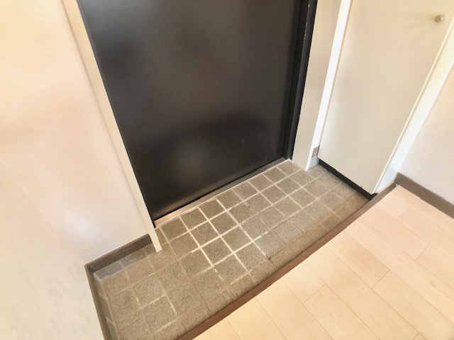 玄関　大きくはありませんが下駄箱付きの玄関