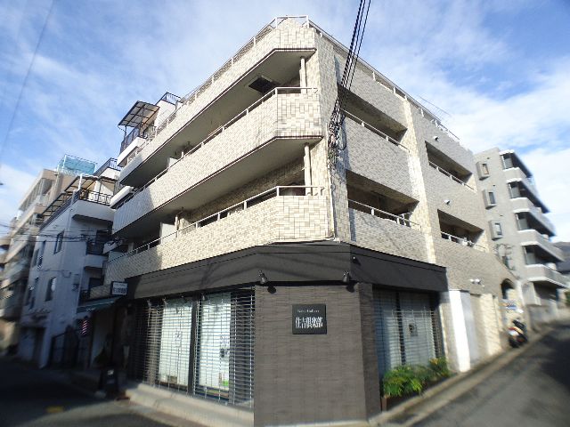 建物外観　タイル張りの綺麗な外観。