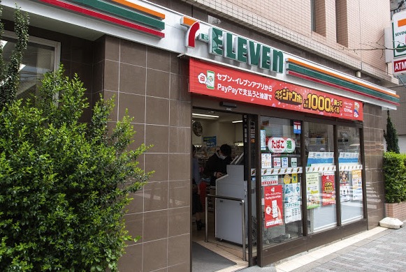 コンビニ　セブンイレブン新宿山吹町店（コンビニ）まで119m