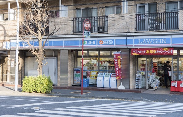 コンビニ　ローソン新宿山吹町店（コンビニ）まで111m
