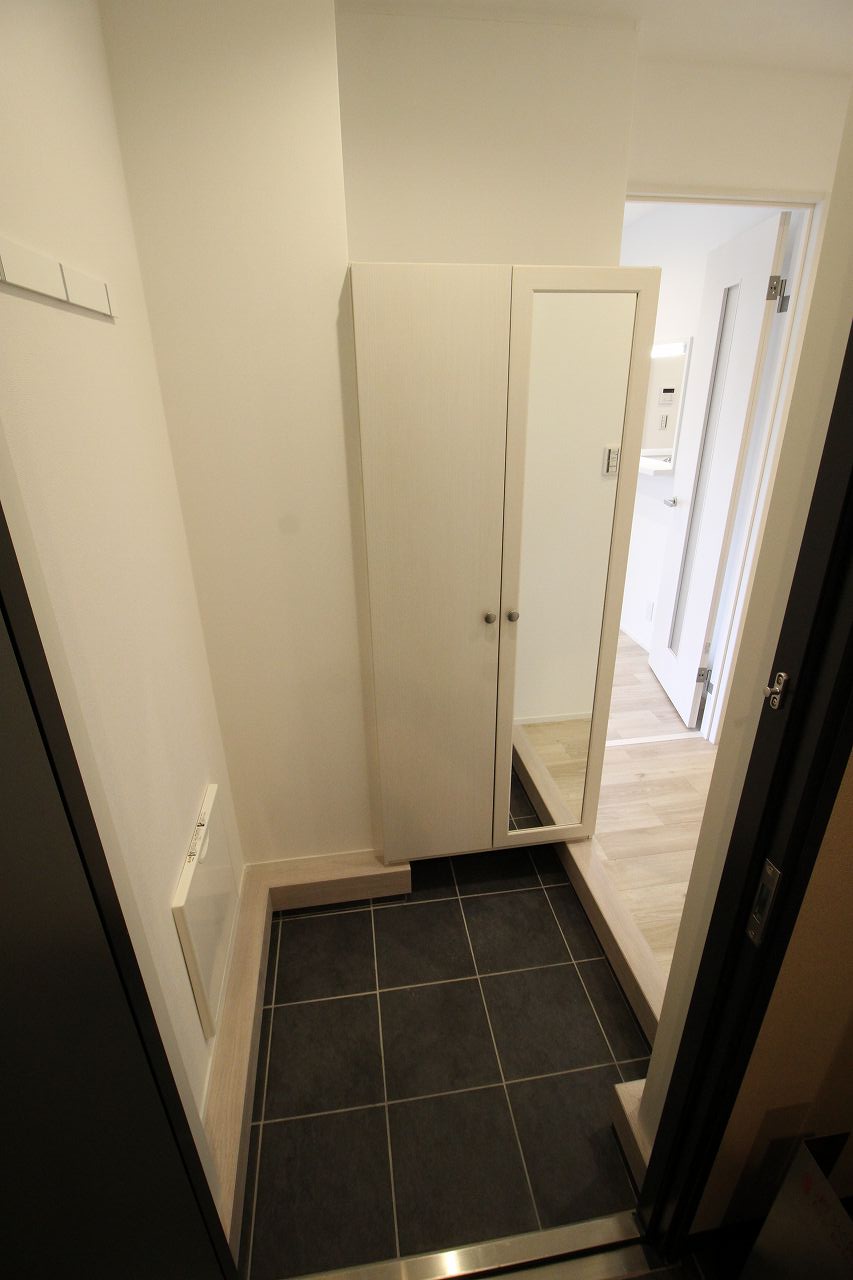 玄関　同タイプの別の部屋の写真です