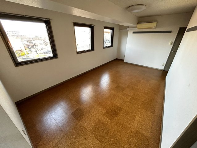 ＪＲ総武線 千葉駅 徒歩4分 7階建 築30年の居間写真